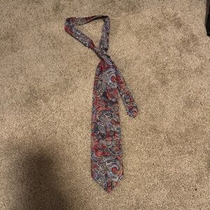 Elegant Paisley Silk Tie in Red and Blue